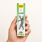 Hand hält die grün-weiße Verpackung der Gufic Sallaki Weihrauchsalbe 30 g