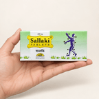 Hand hält die grün-weiße Verpackung der Gufic Sallaki Weihrauchtabletten 400 mg