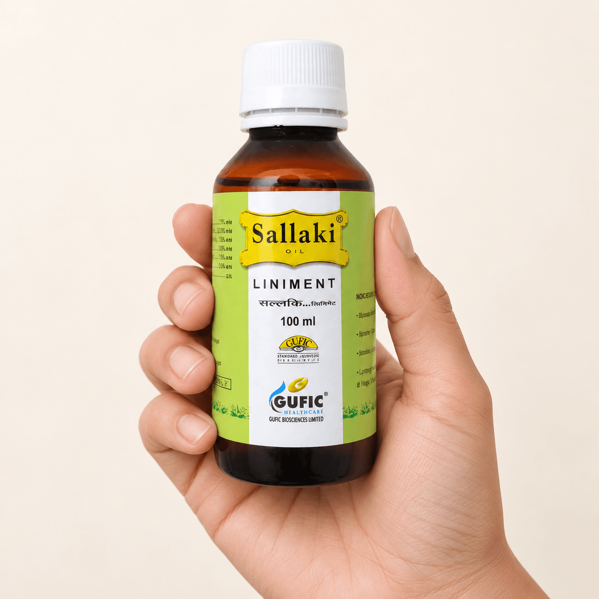 Hand hält eine Flasche Gufic Sallaki Weihrauchöl 100 ml mit weißem Schraubverschluss und grün-weißem Etikett