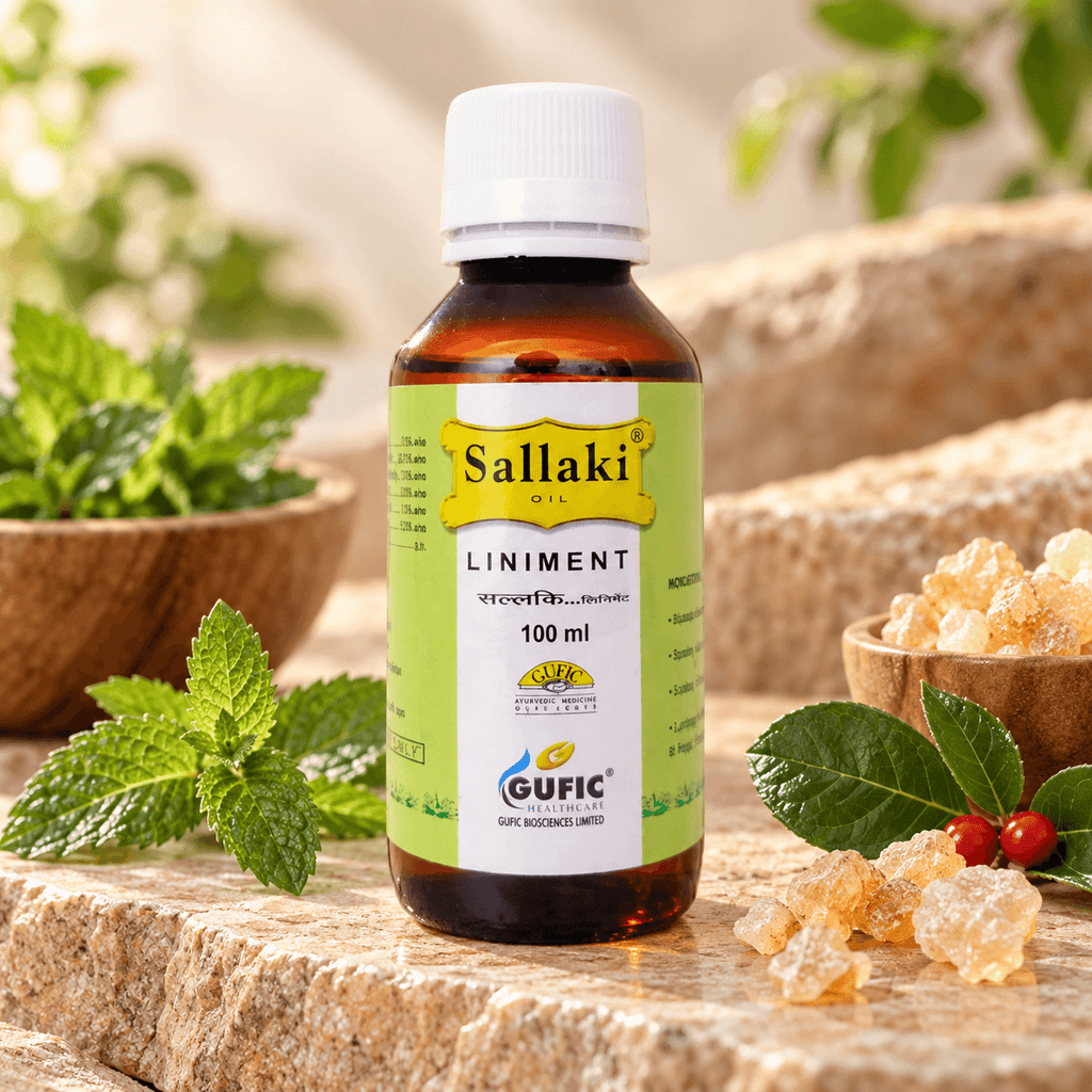 Gufic Sallaki Weihrauchöl 100 ml auf einer hellen Steinfläche mit grünen Blättern, roten Beeren und Harzstücken