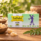 Verpackung der Gufic Sallaki Weihrauchtabletten 400 mg auf einem Holztisch mit grünen Zweigen und Harzstücken