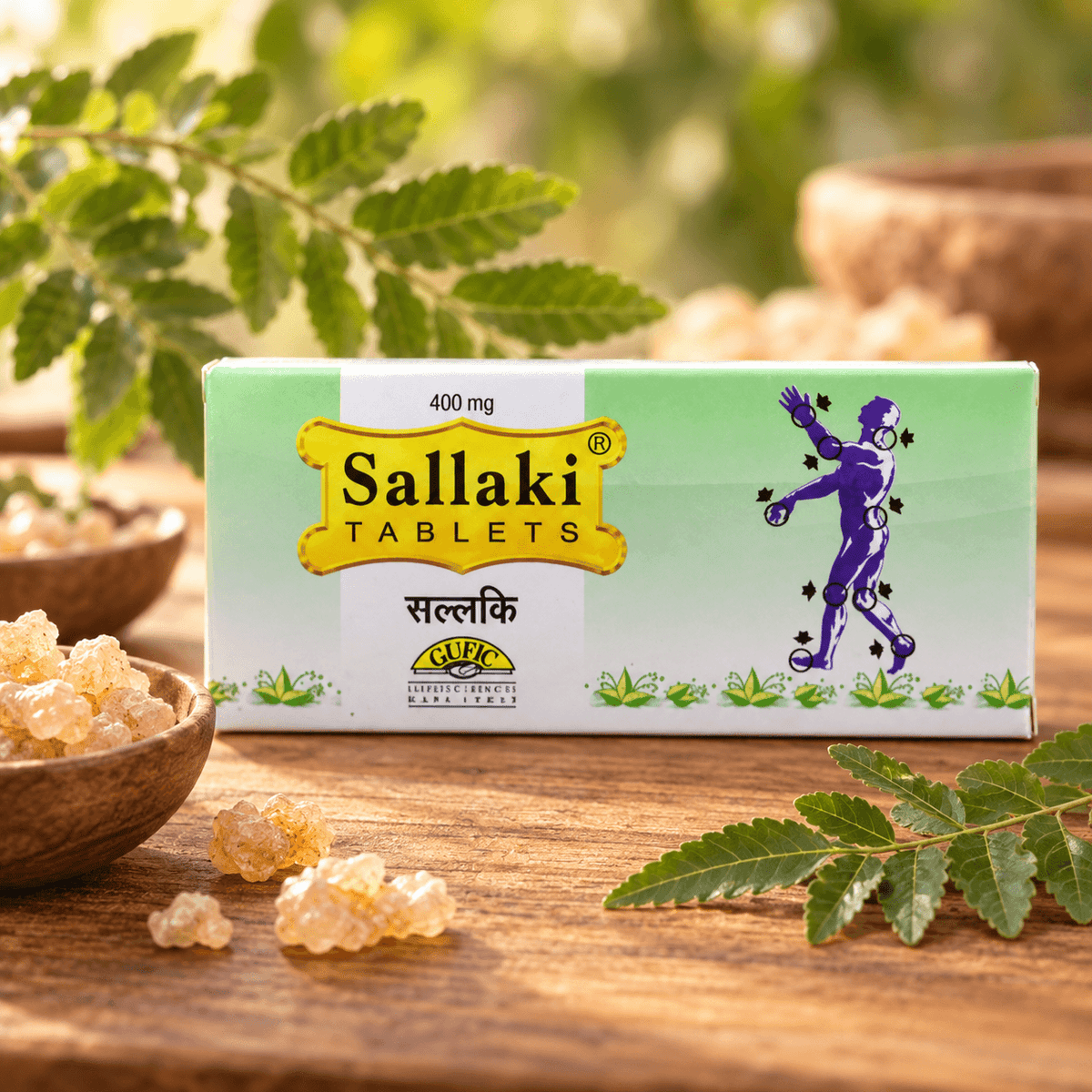 Verpackung der Gufic Sallaki Weihrauchtabletten 400 mg auf einem Holztisch mit grünen Zweigen und Harzstücken