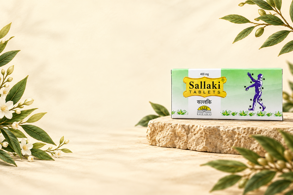Gufic Sallaki Tabletten auf einem Steinsockel mit weißen Blüten und grünen Zweigen